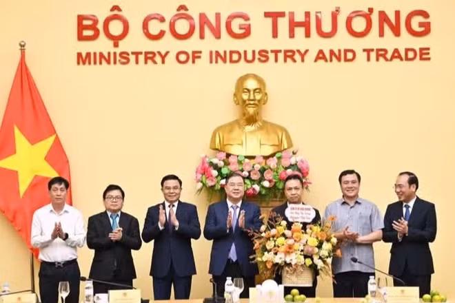 Phó Thủ tướng Thường trực Phạm Gia Túc; Bộ trưởng Công thương Lê Mạnh Hùng cùng các Ủy viên Ban Thường vụ Đảng ủy Bộ chúc mừng Thứ trưởng Bộ Công thương Nguyễn Việt Sơn. (Ảnh: Bộ Công thương)