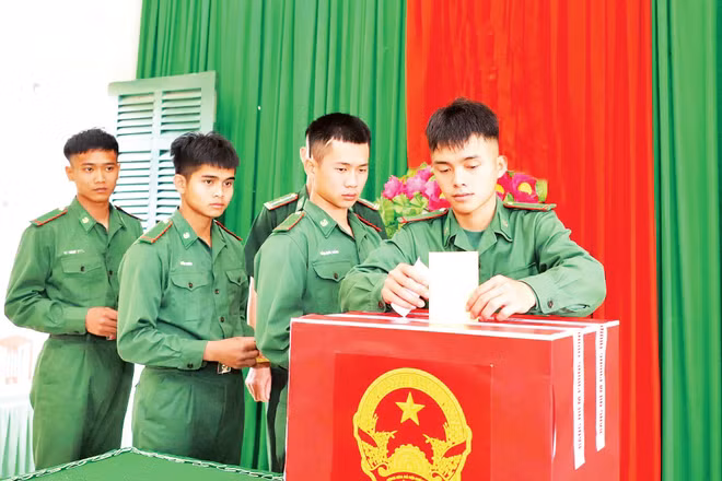 Chiến sĩ thuộc Đồn Biên phòng Đắk M'Bai, xã Thuận An tại Tổ bầu cử số 21.
