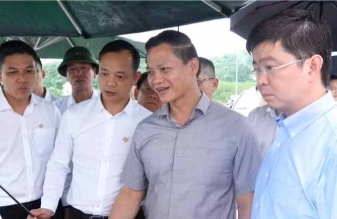 Bí thư Tỉnh ủy Quảng Trị Vương Quốc Tuấn (thứ 2 từ phải qua) cùng lãnh đạo Ủy ban nhân dân tỉnh và nhà đầu tư khảo sát dự án. (Ảnh: QV)