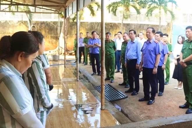 Đoàn công tác của Viện Kiểm sát nhân dân tối cao kiểm tra việc chấp hành pháp luật tại Trại tạm giam số 1, Công an tỉnh Đắk Lắk. (Ảnh: Báo Bảo vệ pháp luật)