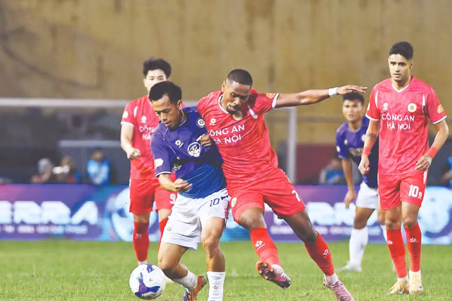Đội Hà Nội FC (áo tím) giành chiến thắng trước đội Công an Hà Nội với tỷ số 2-1. (Ảnh: TRẦN HẢI)