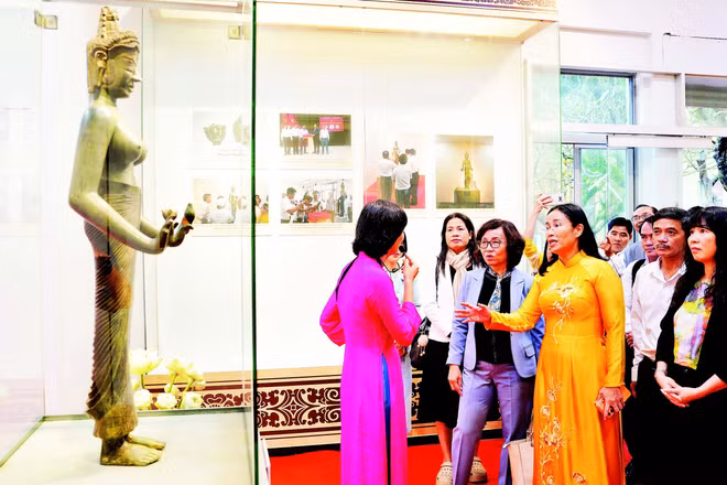 Du khách tham quan bản gốc tượng bảo vật quốc gia Bồ tát Tara tại không gian trưng bày “Bảo vật quốc gia-Di sản trong lòng Đà Nẵng”.