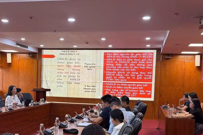 Chương trình tập huấn về quy định Hợp đồng lao động điện tử tại Bộ Nội vụ. (Ảnh: Hoài Thu)