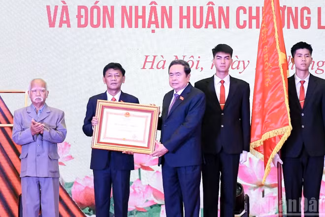 Chủ tịch Quốc hội Trần Thanh Mẫn trao Huân chương Lao động hạng Nhất tặng Hội đồng Dân tộc. (Ảnh: DUY LINH)