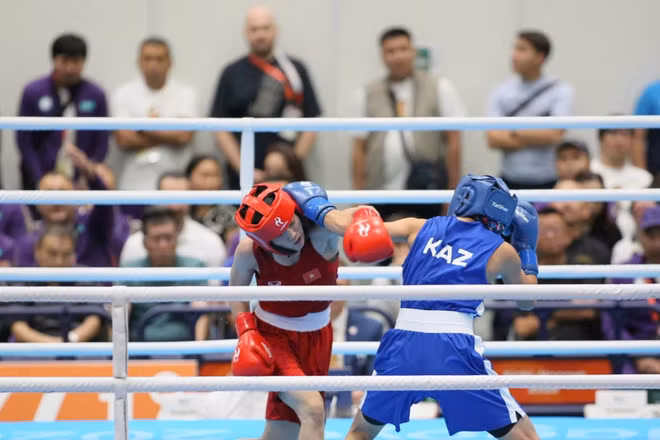 Võ sĩ Nguyễn Thị Tâm (áo đỏ) giành quyền vào chung kết boxing hạng 51kg nữ. (Ảnh: BÙI LƯỢNG)