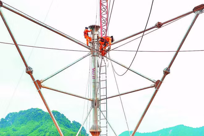 Công nhân Tập đoàn Điện lực Việt Nam thi công dự án đường dây 500 kV Lào Cai-Vĩnh Yên. (Ảnh: LÊ CHI)