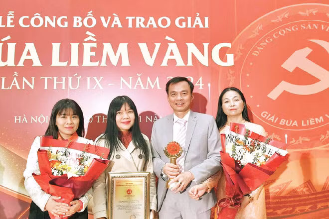 Nhà báo Lâm Quang Huy (thứ hai từ phải sang) cùng đồng nghiệp Báo Nhân Dân nhận Giải A Giải Báo chí toàn quốc về xây dựng Đảng (Giải Búa liềm vàng) năm 2024.