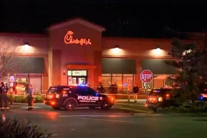 Cảnh sát có mặt tại hiện trường vụ xả súng tại nhà hàng Chick-fil-A, ở Union, bang New Jersey (Ảnh: WABC/AP)