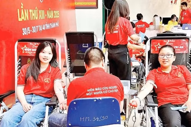 Tình nguyện viên Câu lạc bộ Tình nguyện hiến máu Hoa Phượng tham gia hiến máu cứu người.