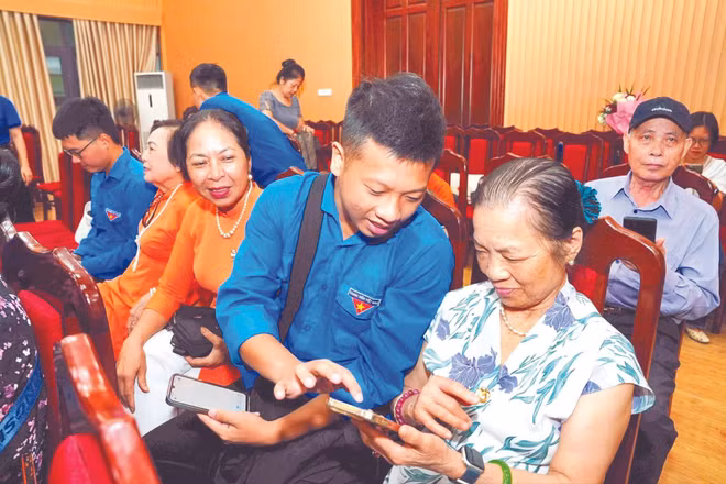 Đoàn viên, thanh niên phường Tây Hồ (Hà Nội) hướng dẫn kỹ năng số cho người cao tuổi.