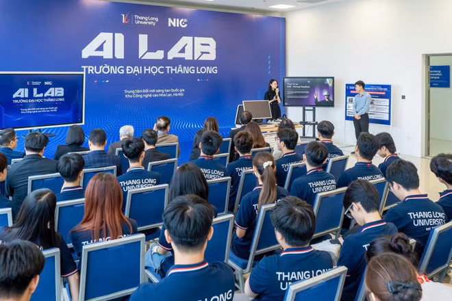 Sinh viên Khoa Công nghệ thông tin, Trường đại học Thăng Long học tập tại Al Lab ở Trung tâm Đổi mới sáng tạo quốc gia cơ sở Hòa Lạc. (Ảnh: MINH NGỌC)