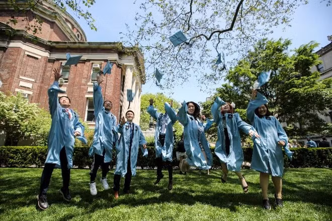 Các sinh viên tốt nghiệp chụp ảnh lưu niệm trong khuôn viên Đại học Columbia, Mỹ. (Ảnh tư liệu/Xinhua)