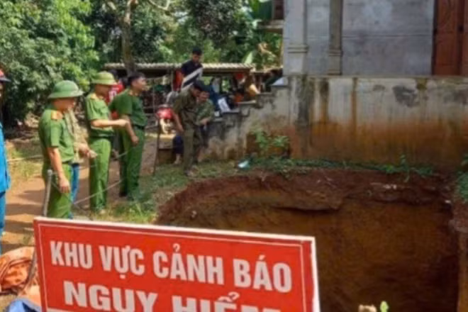 Công an xã Mường Hoa cùng lực lượng dân quân và người dân kịp thời di dời hai hộ dân ra khỏi khu vực sụt lún nguy hiểm.