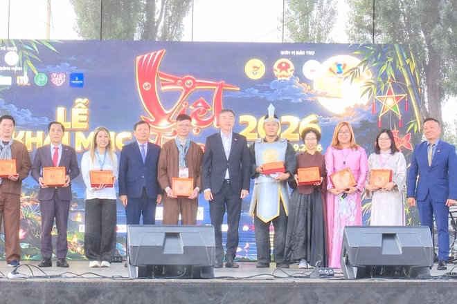 Đại sứ Dương Hoài Nam (giữa) cùng ban lãnh đạo cộng đồng người Việt tại Séc tham dự lễ khai mạc VietFest. (Ảnh: TTXVN)