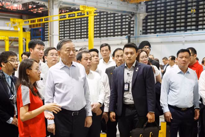 Tổng Bí thư, Chủ tịch nước Tô Lâm thăm Trung tâm Thử nghiệm Đường sắt Singapore. (Ảnh: TTXVN)