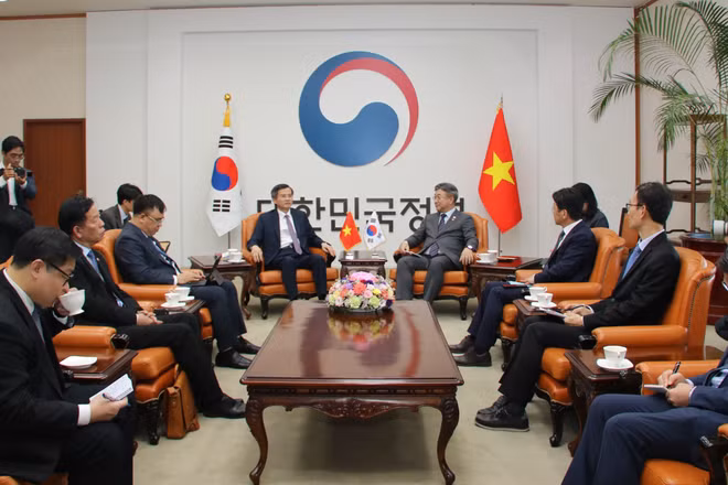 Đoàn đại biểu Học viện Chính trị quốc gia Hồ Chí Minh do đồng chí Phó Giáo sư, Tiến sĩ Đoàn Minh Huấn, Ủy viên Bộ Chính trị, Giám đốc Học viện làm Trưởng đoàn thăm và làm việc Bộ Hành chính và An toàn Hàn Quốc. (Ảnh: TTXVN) 