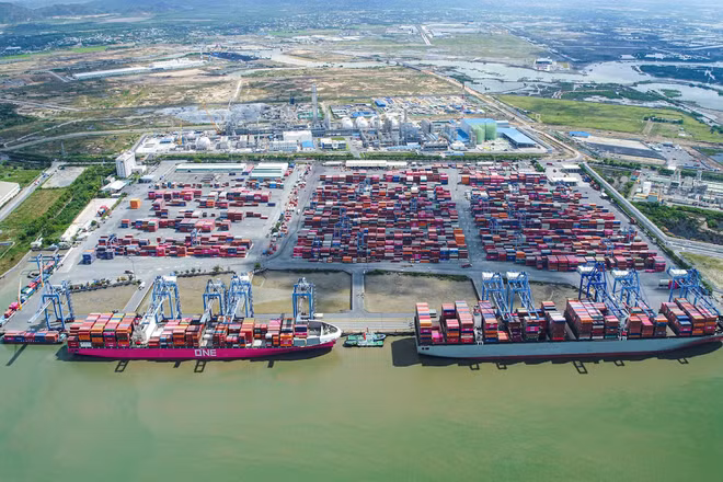 Cảng container Cái Mép nhộn nhịp đón tàu có tải trọng lớn sau khi nạo vét, cải tạo luồng tuyến.