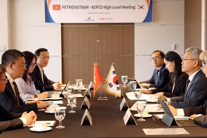 Tổng Giám đốc PETROVIETNAM Lê Mạnh Cường làm việc với Chủ tịch kiêm Tổng Giám đốc KEPCO Kim Dong-cheol. (Ảnh: NGÔ HƯƠNG)