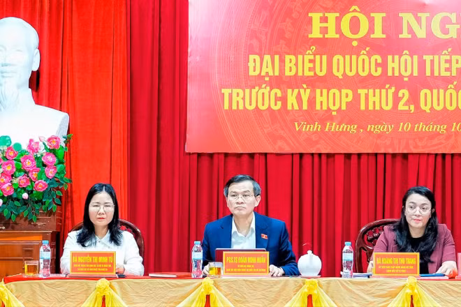 Đồng chí Đoàn Minh Huấn và các đại biểu Quốc hội tiếp xúc cử tri trước Kỳ họp thứ 2, Quốc hội khóa XVI. (Ảnh: BP)