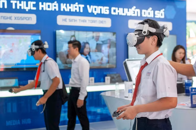 Học sinh trải nghiệm công nghệ thực tế ảo tại Triển lãm Đà Nẵng - Phát triển và Hội nhập.