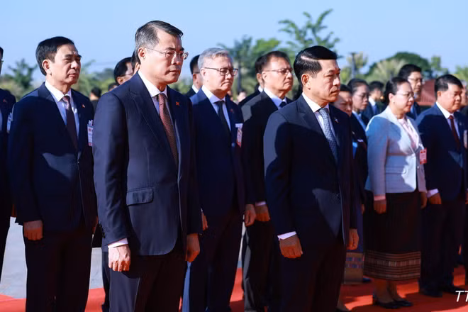 Thủ tướng Lê Minh Hưng và Thủ tướng Lào Saleumxay Kommasith dâng hoa tại Công viên Hữu nghị Lào-Việt Nam. (Ảnh: TTXVN)