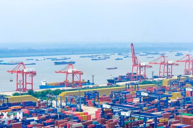 Quang cảnh cảng hàng hóa ở tỉnh Giang Tô, Trung Quốc. (Ảnh: THX/TTXVN)