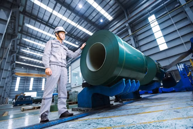 Dây chuyền sản xuất tôn màu tại nhà máy của Tập đoàn Hòa Phát. (Ảnh: NGUYỄN NGHI)