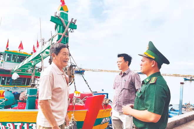 Chiến sĩ Đồn Biên phòng Thanh Hải (Lâm Đồng) cùng với cán bộ Ủy ban nhân dân phường Phú Thủy tuyên truyền ngư dân về trước ngày bỏ phiếu bầu cử. (Ảnh: THANH HẢI)