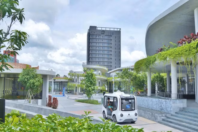 Xe tự hành do Công ty Phenikaa-X sản xuất chạy thử nghiệm tại Khu thương mại Hikari, phường Bình Dương, Thành phố Hồ Chí Minh. (Ảnh: ÁNH DƯƠNG)