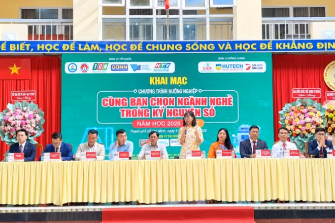 Chuyên gia tư vấn nghề nghiệp tại chương trình. (Ảnh: CAO TÂN)