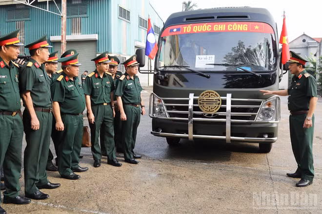 Tổng cục Hậu cần-Kỹ thuật nghiệm thu xe chuyên chở hài cốt liệt sĩ. (Ảnh: QUỲNH HƯƠNG)