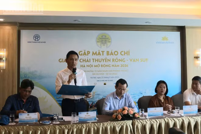 Ban tổ chức công bố các hoạt động tại Giải Bơi chải thuyền rồng-ván SUP Hà Nội. (Ảnh: GIANG NAM)