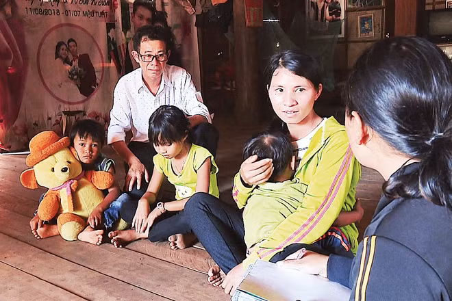 Cán bộ địa phương xã Ea Drăng, tỉnh Đắk Lắk đến nhà vận động, tuyên truyền cho người dân về hệ lụy của lao động trẻ em.