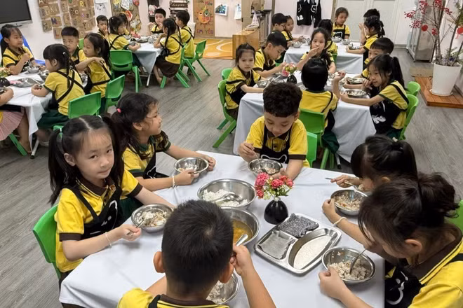 Các em học sinh trên địa bàn thành phố Hà Nội ăn cơm tại trường học (Ảnh: VÂN VÂN)