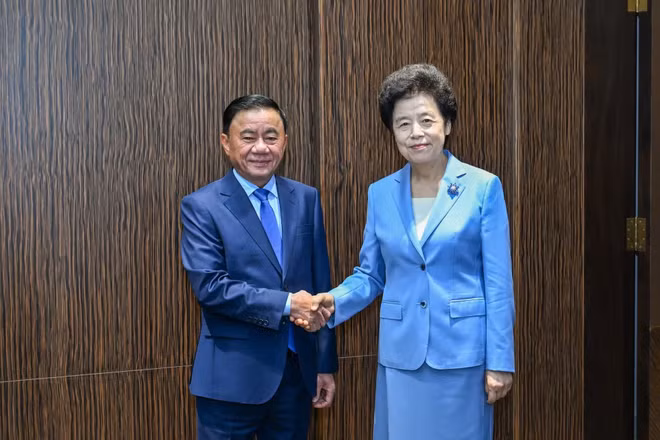 Thường trực Ban Bí thư Trần Cẩm Tú và Phó Chủ tịch Chính hiệp toàn quốc Trung Quốc Hàm Huy. (Ảnh: DUY LINH)