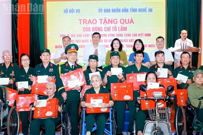 Trao tặng quà của Tổng Bí thư, Chủ tịch nước Tô Lâm tới các thương, bệnh binh tại Trung tâm Điều dưỡng thương binh Nghệ An vào tháng 4/2026.