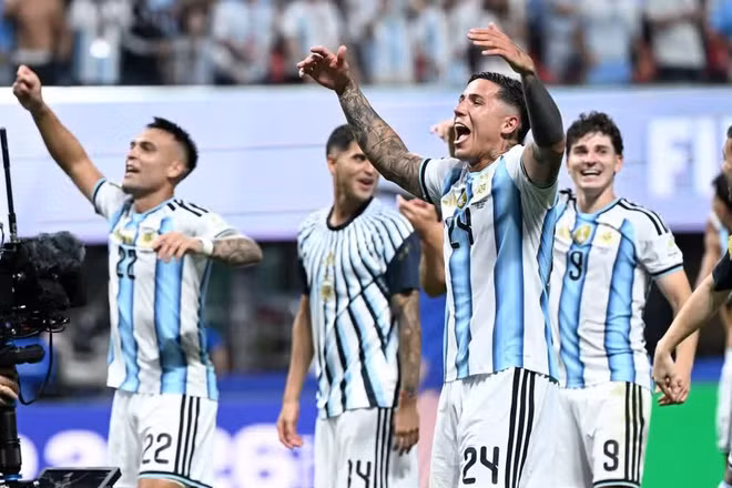 Niềm vui của các cầu thủ Argentina khi có màn lội ngược dòng không thể nào quên trong sự nghiệp. (Ảnh: THX/TTXVN)