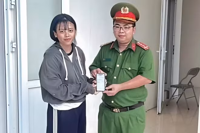 Chị Lê Thị Lan trao trả lại số tiền chuyển nhầm. (Ảnh: Công an tỉnh Thanh Hóa)