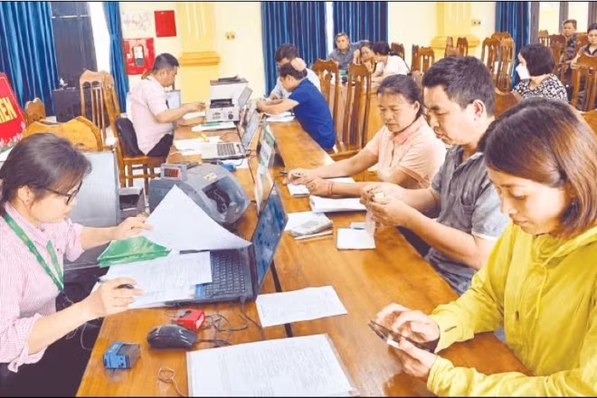 Cán bộ Ngân hàng Chính sách xã hội tỉnh Ninh Bình giải ngân vốn vay tại một điểm giao dịch.