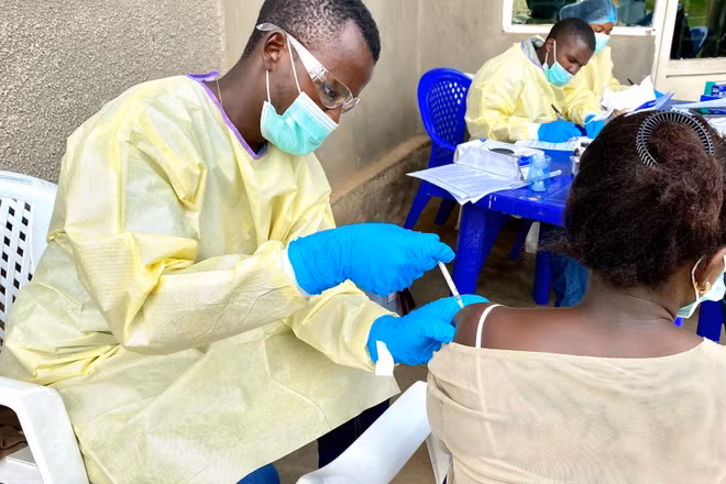 Nhân viên y tế tiêm vaccine phòng Ebola cho người dân tại Bắc Kivu, CHDC Congo. Ảnh: THX/TTXVN 