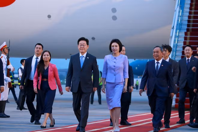 Tổng thống Hàn Quốc Lee Jae Myung và Phu nhân đến Hà Nội, bắt đầu chuyến thăm cấp Nhà nước tới Việt Nam. (Ảnh: Tuấn Anh/TTXVN)