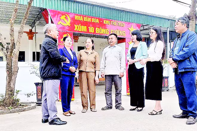 Cán bộ và nhân dân thôn Đông Cường, xã Khánh Thiện, tỉnh Ninh Bình trao đổi kinh nghiệm xây dựng nông thôn mới kiểu mẫu.