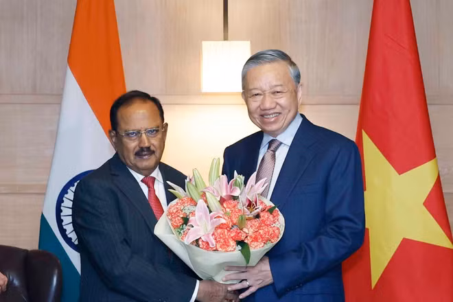 Cố vấn An ninh Quốc gia Ấn Độ Ajit Doval tặng hoa Tổng Bí thư, Chủ tịch nước Tô Lâm. (Ảnh: Thống Nhất/TTXVN)