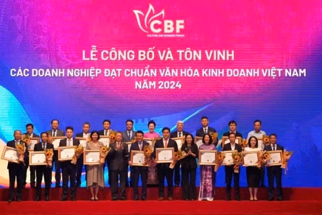 Tôn vinh các Doanh nghiệp đạt chuẩn Văn hóa kinh doanh Việt Nam năm 2024. (Ảnh: THANH BÌNH)