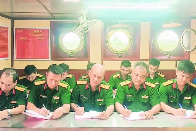 Một buổi sinh hoạt của Chi bộ Tàu 51-11-66. (Ảnh CÔNG THÀNH)