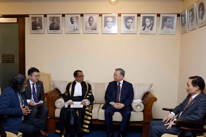 Tổng Bí thư, Chủ tịch nước Tô Lâm gặp Chủ tịch Quốc hội Sri Lanka Jagath Wickramaratne. (Ảnh: Thống Nhất-TTXVN)