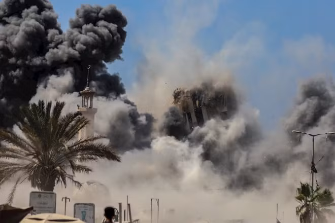 Một cuộc không kích trút xuống Dải Gaza.