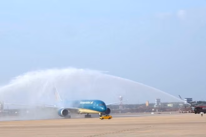 Nghi thức chào mừng chuyến bay kỹ thuật thử nghiệm đầu tiên tại Cảng hàng không quốc tế Long Thành, chiều 15/12. Ảnh: Thiên Vương