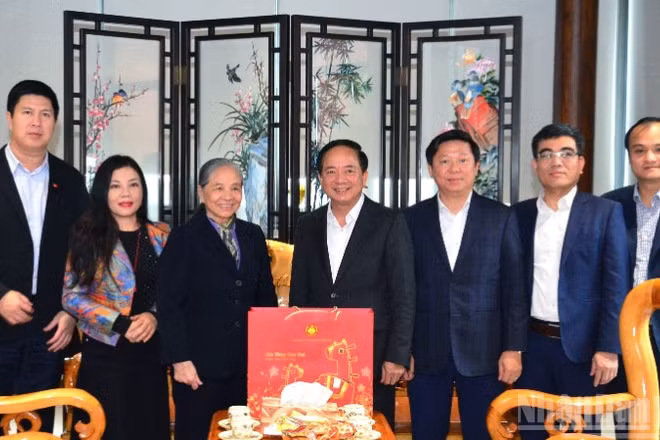 Đồng chí Trịnh Văn Quyết, Ủy viên Bộ Chính trị, Bí thư Trung ương Đảng, Trưởng Ban Tuyên giáo và Dân vận Trung ương thăm, chúc Tết gia đình Tổng Bí thư Nguyễn Phú Trọng. (Ảnh: PHẠM CƯỜNG)