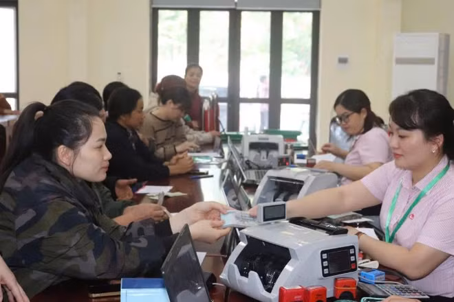 Giao dịch tại điểm giao dịch của Phòng Giao dịch Ngân hàng Chính sách xã hội Chợ Đồn.